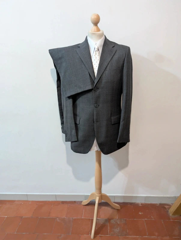 Schöner grauer Wollanzug