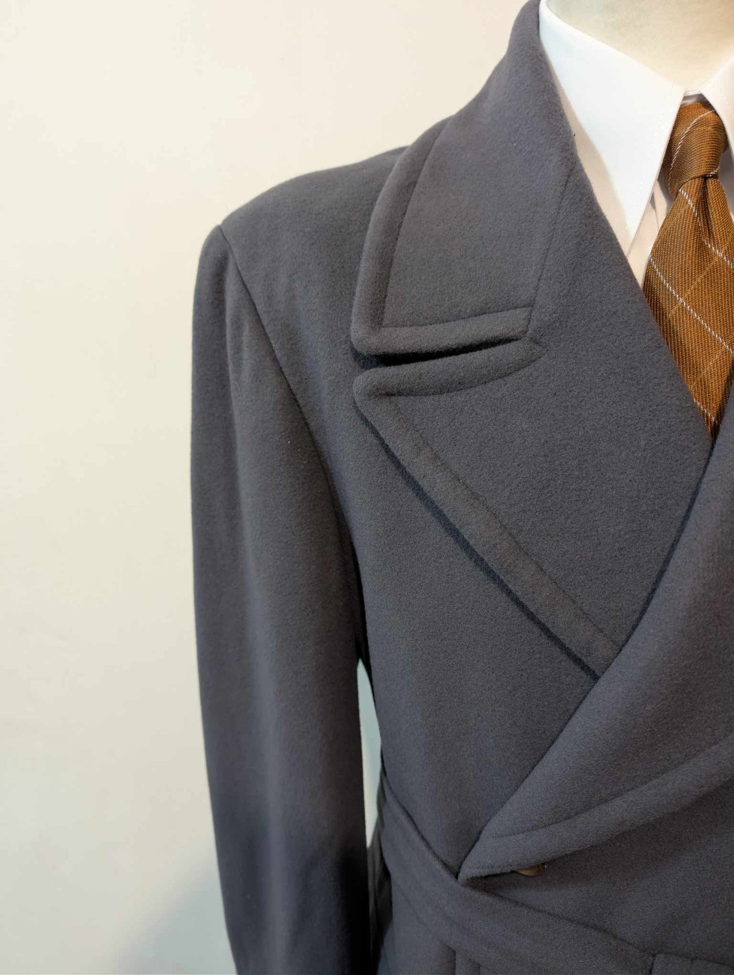 Mystérieux manteau croisé en laine