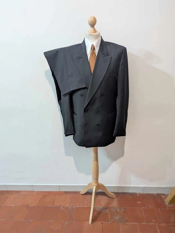 Élégant costume croisé gris en laine