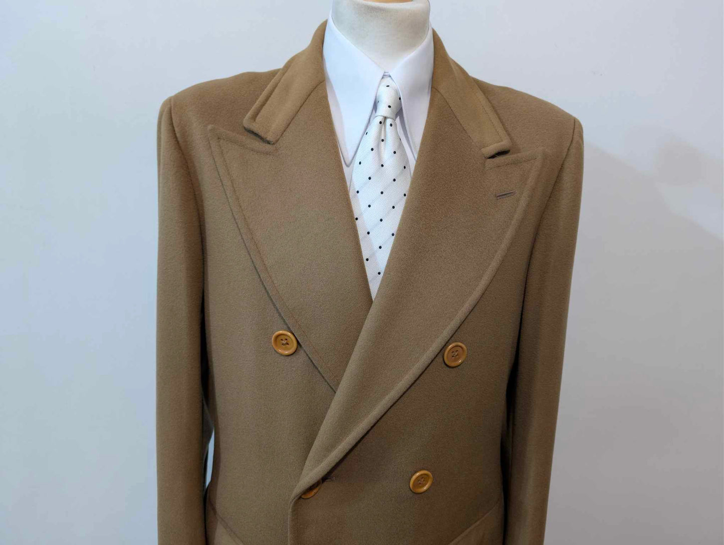 Heller, kamelfarbener, zweireihiger Wollmantel