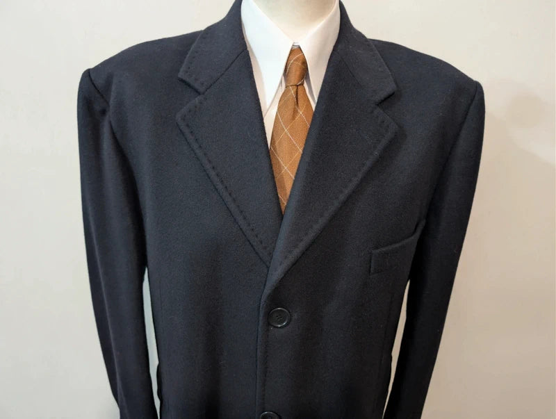 Schöner marineblauer Wollmantel