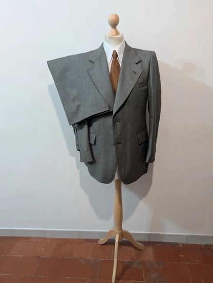 Exquisiter grauer Anzug aus dicker Wolle