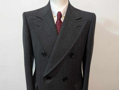 Fantastique manteau croisé de couleurs gris à motif chevron en tweed