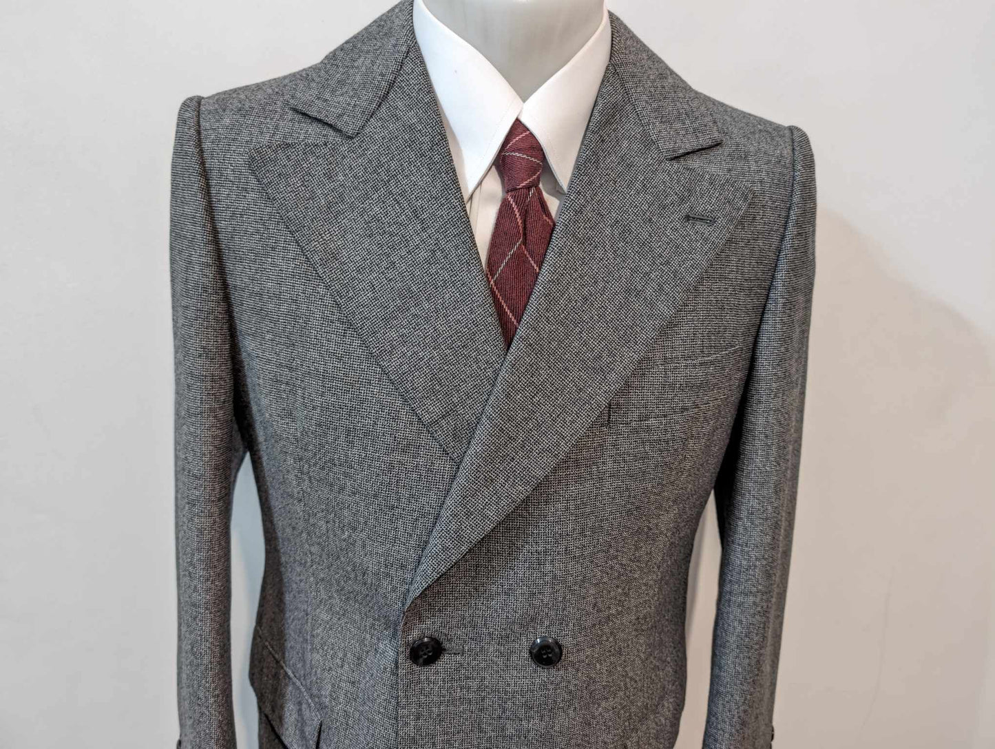 Mystérieux costume croisé gris en laine