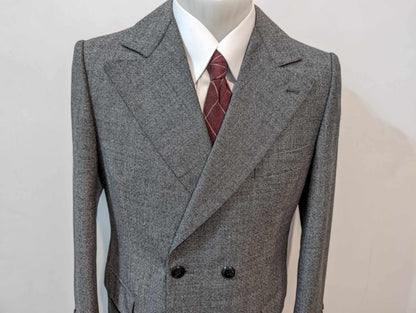 Mystérieux costume croisé gris en laine