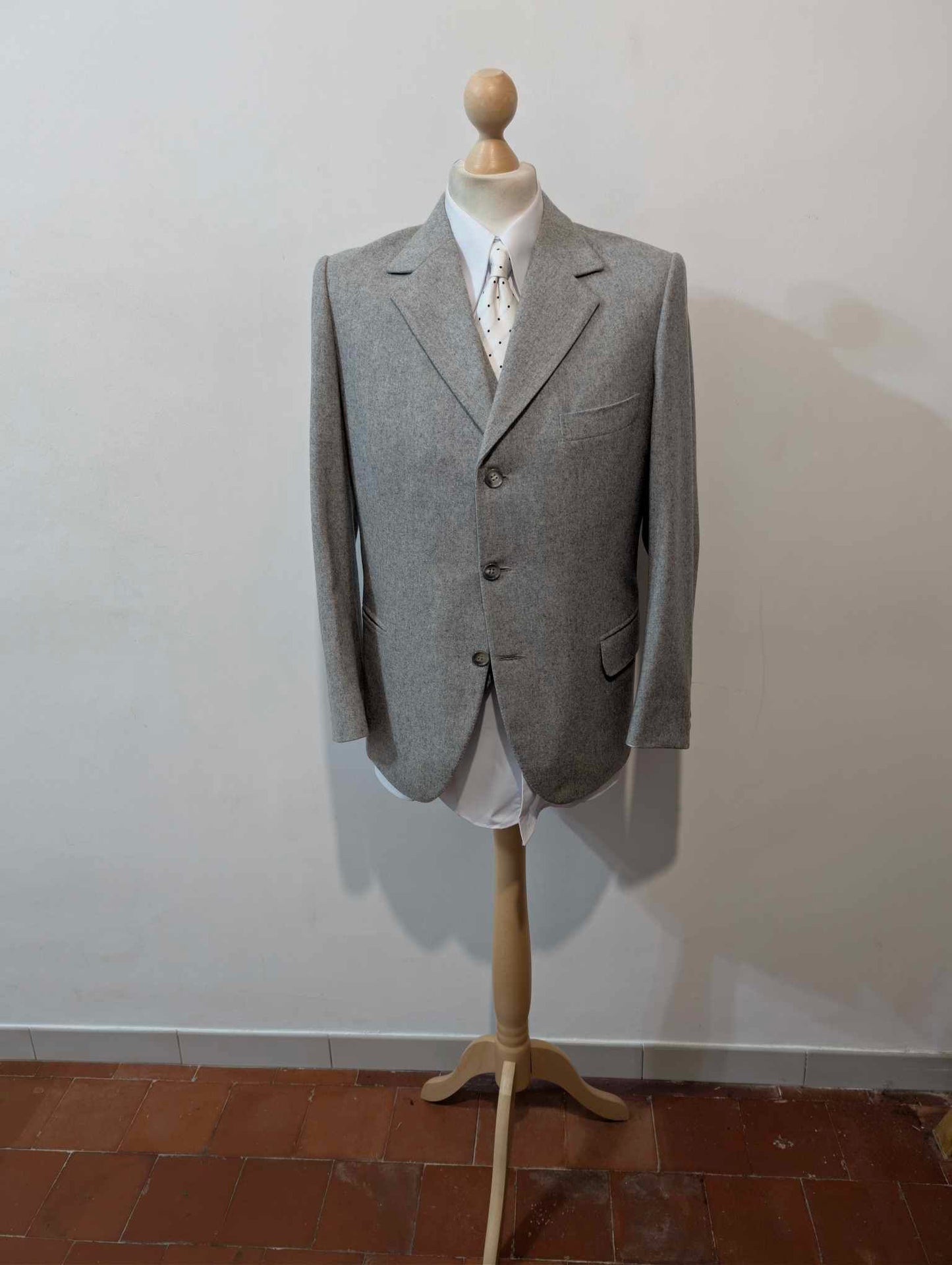Hellgrauer, dreiteiliger Anzug aus schwerem Flanell