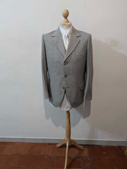 Hellgrauer, dreiteiliger Anzug aus schwerem Flanell