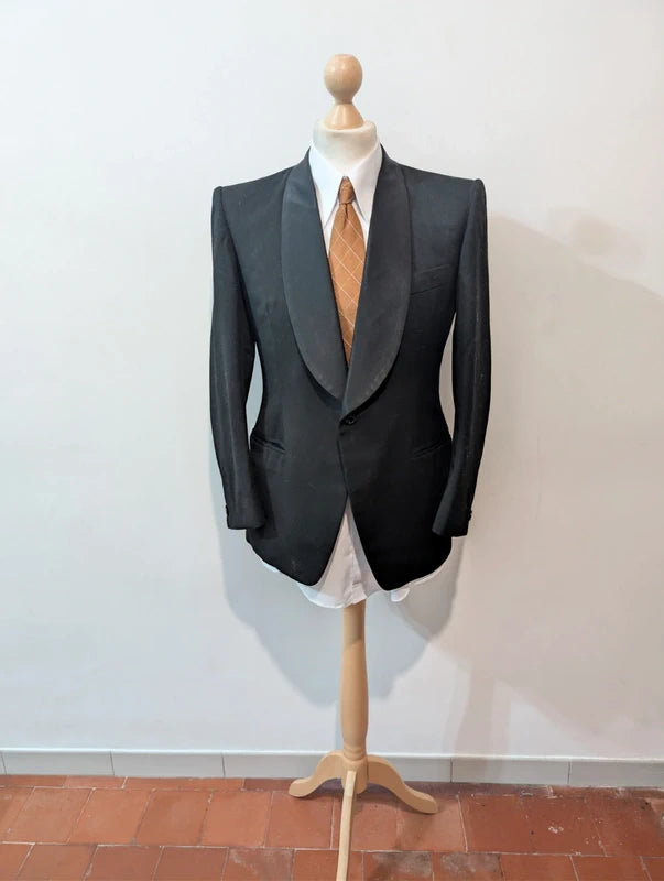 Prachtvoller, maßgeschneiderter Woll-Smoking