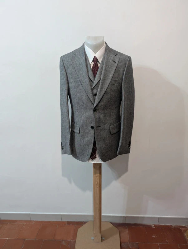 Atemberaubender dreiteiliger grauer Hahnentrittanzug