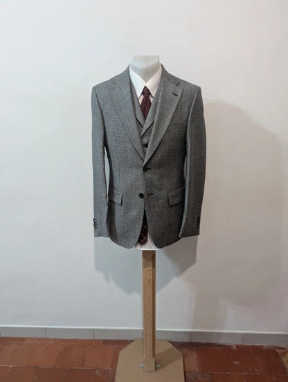 Atemberaubender dreiteiliger grauer Hahnentrittanzug