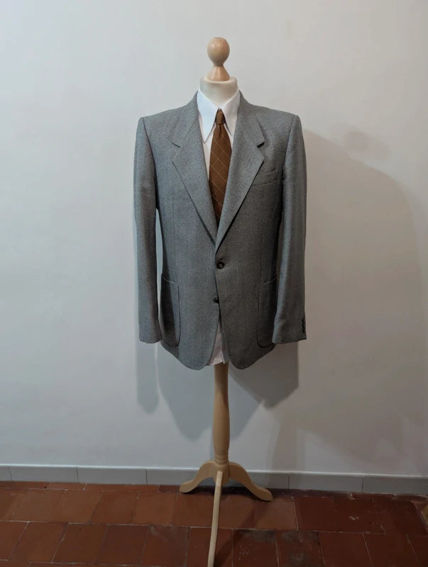 Schöner grauer Wollanzug