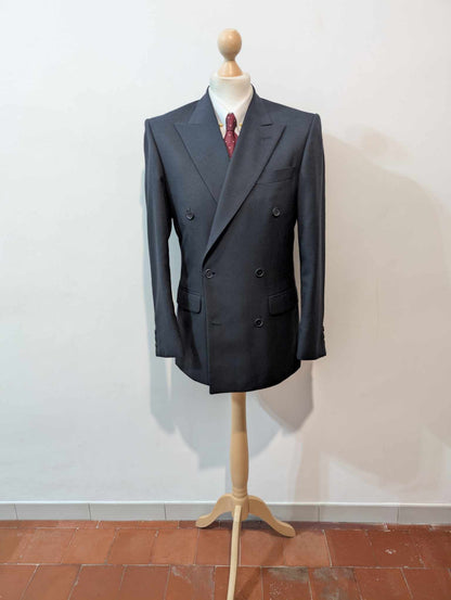 Majestueux costume croisé de couleur bleu marine en laine