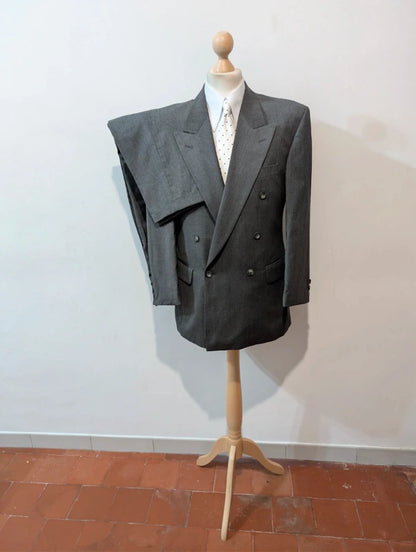 Toller zweireihiger grauer Wollanzug