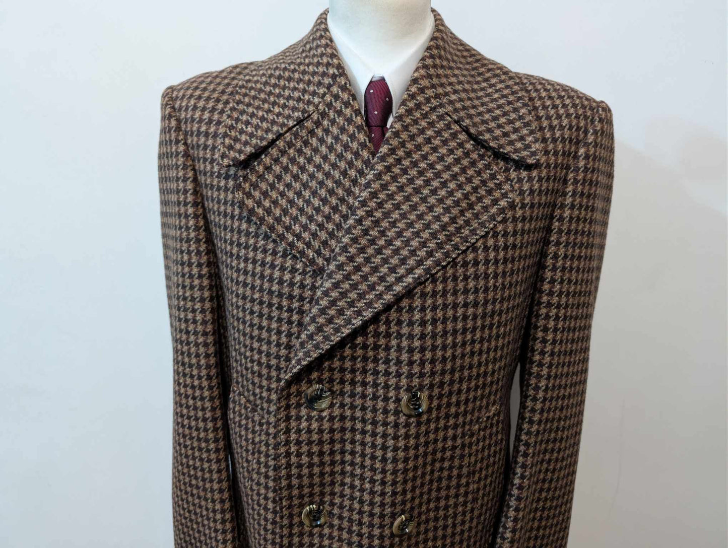 Ravissant manteau de couleur marron en pied de poule en tweed
