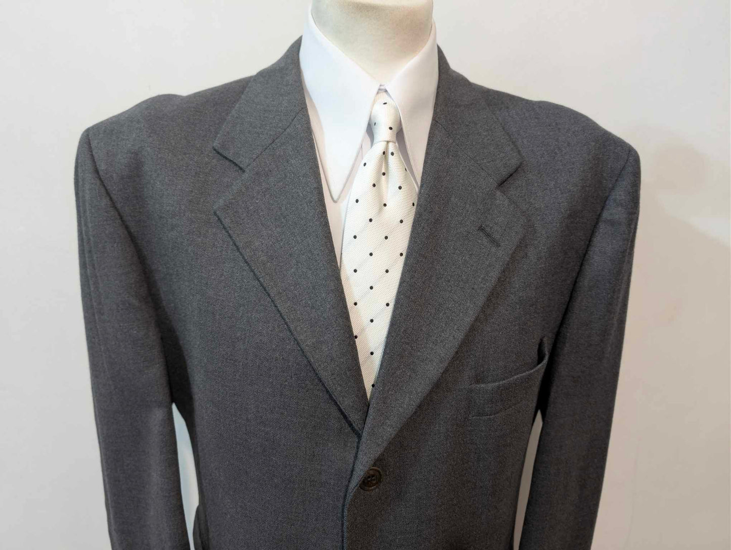 Einfacher grauer Flanellanzug