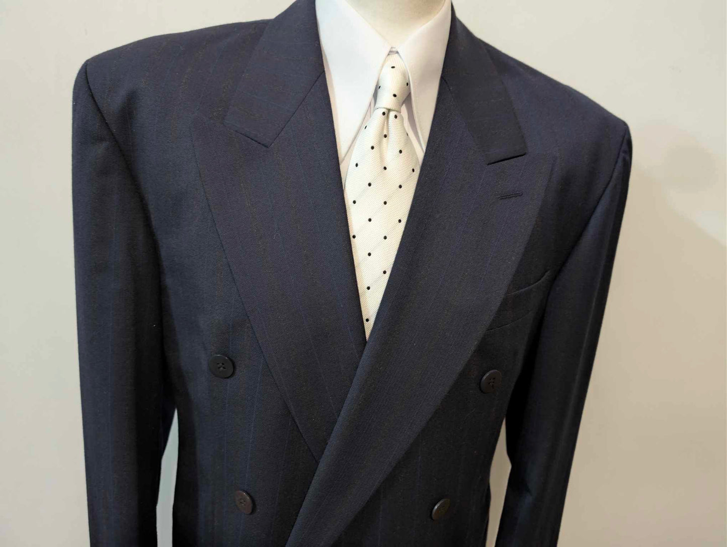 Élégant costume croisé pinstripe en laine