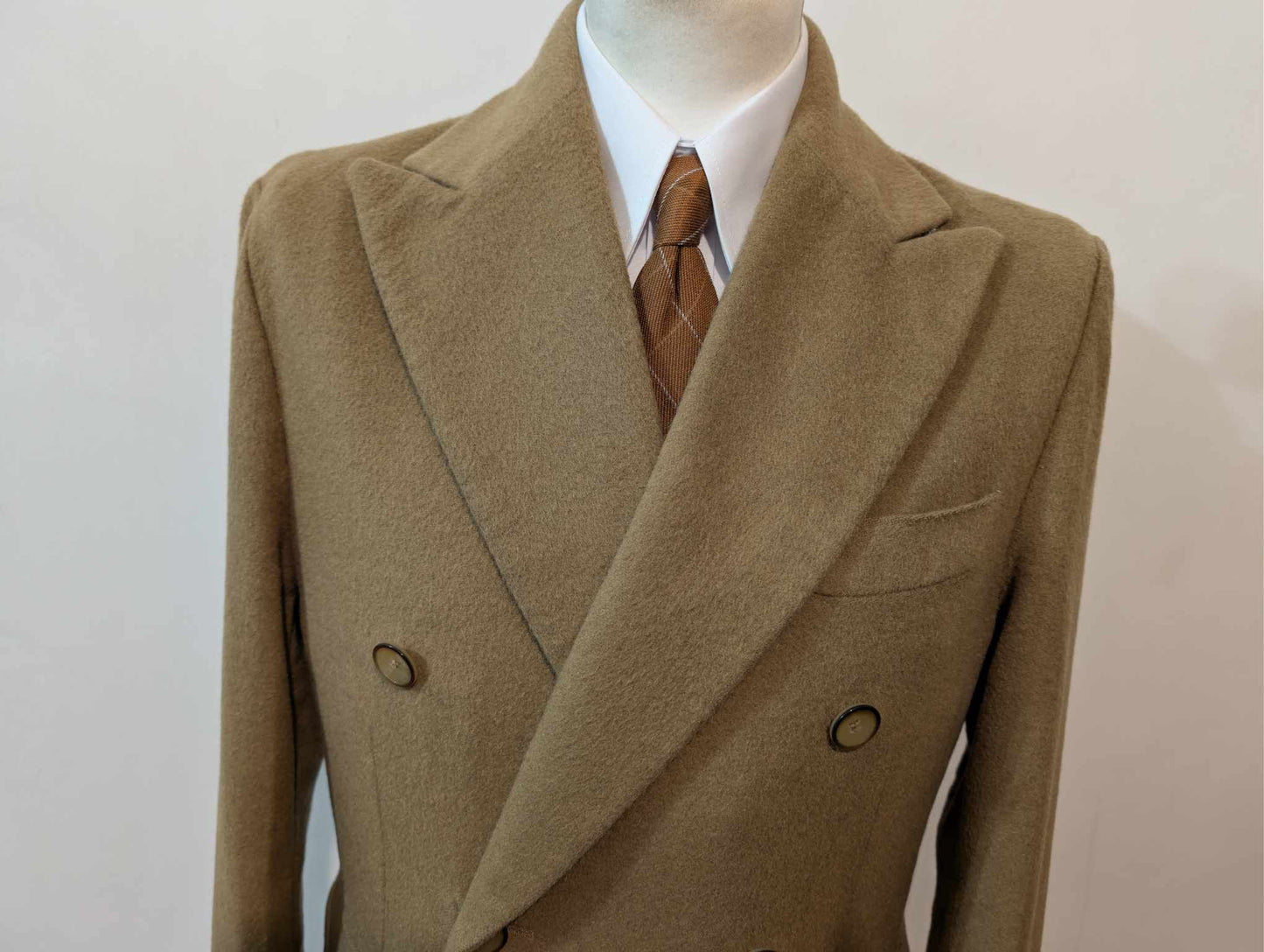 Originaler kamelfarbener, zweireihiger Wollmantel