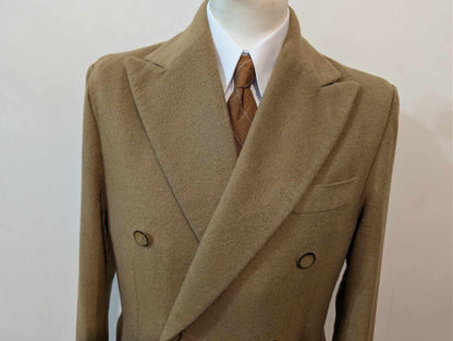 Originaler kamelfarbener, zweireihiger Wollmantel
