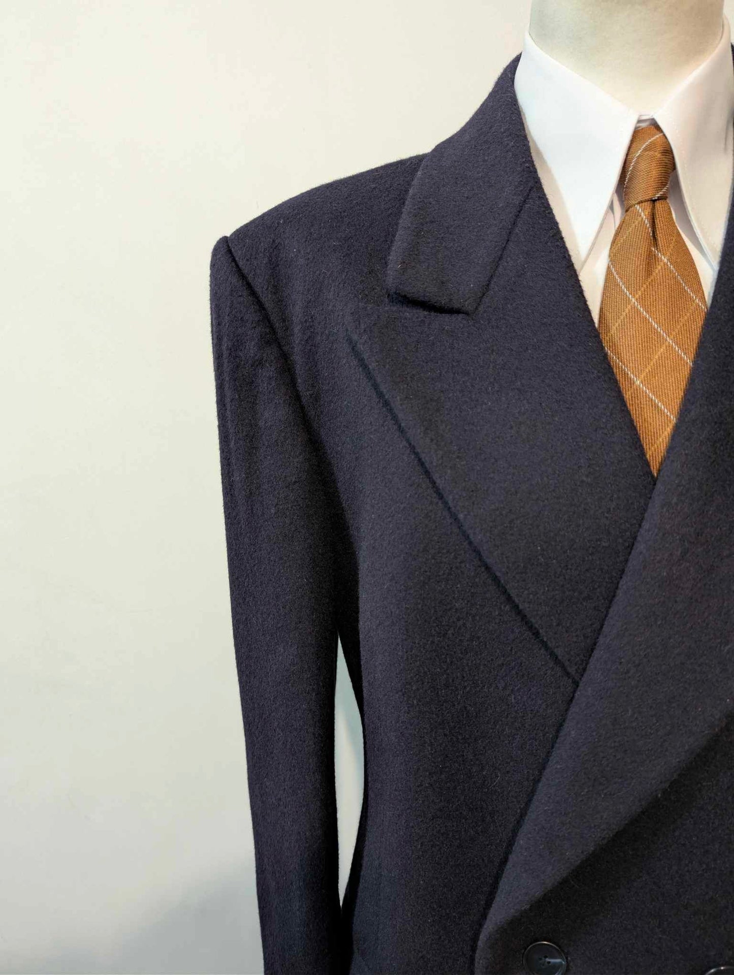 Schöner marineblauer Zweireihermantel