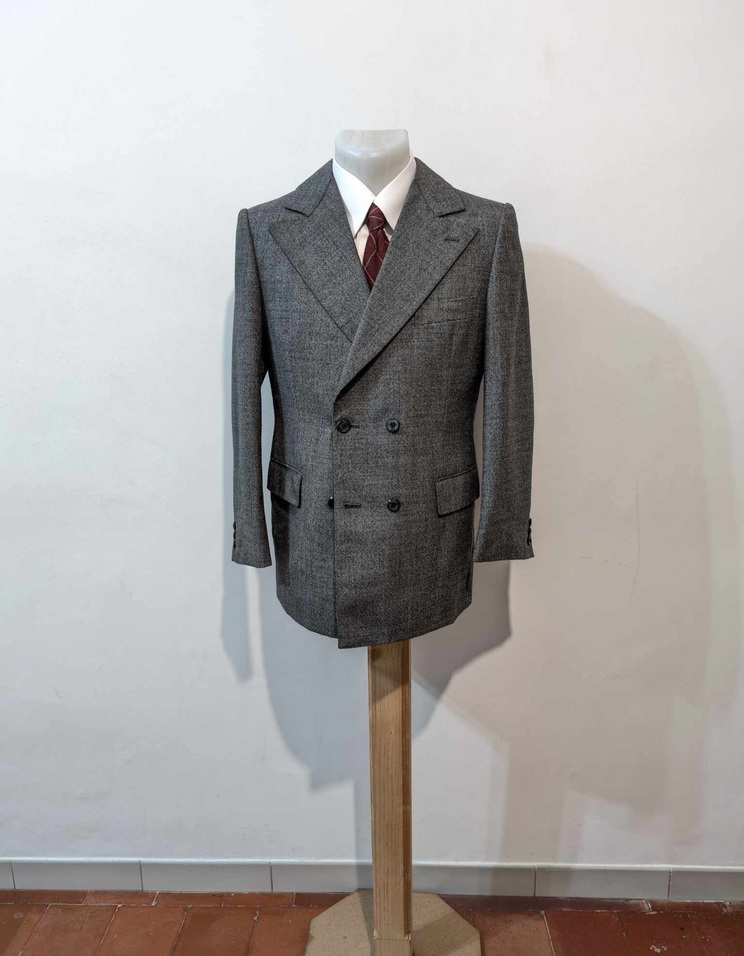 Mystérieux costume croisé gris en laine