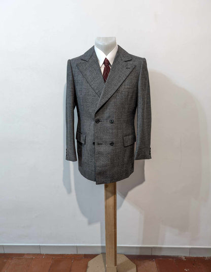 Mystérieux costume croisé gris en laine