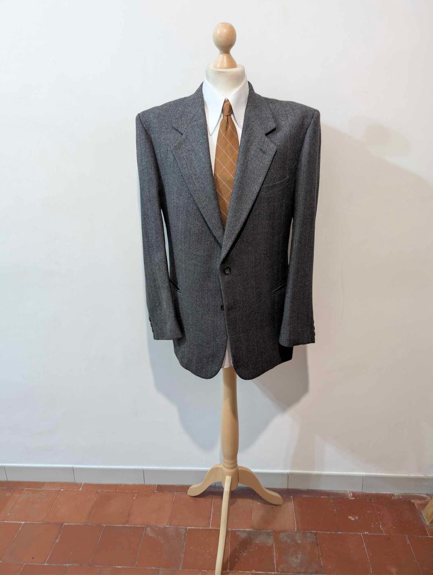 Alter grauer Tweedanzug