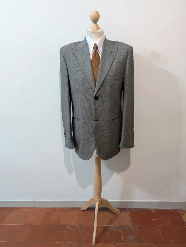 Gentil costume gris en pied de poule