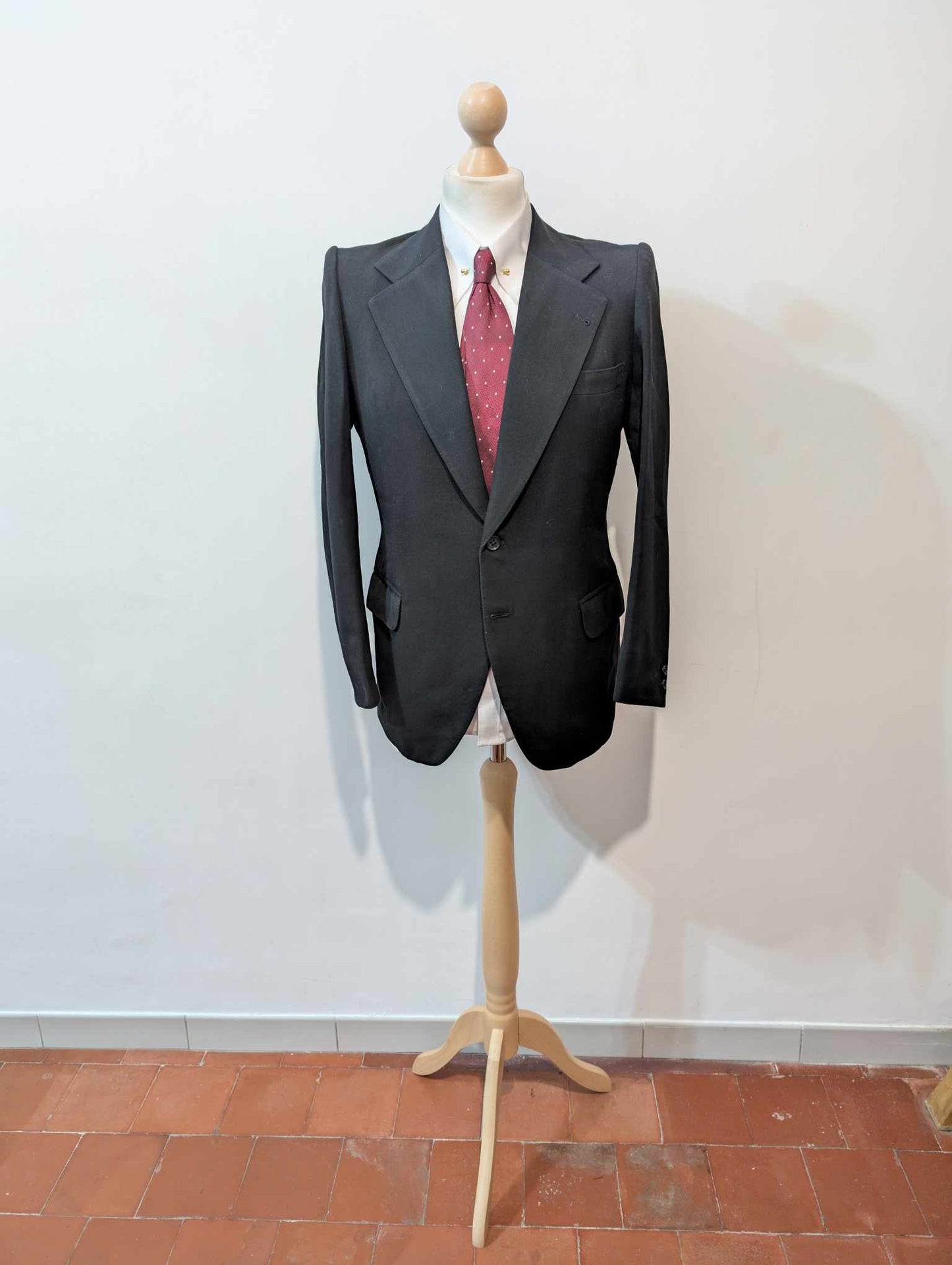 Sombre costume noir en laine