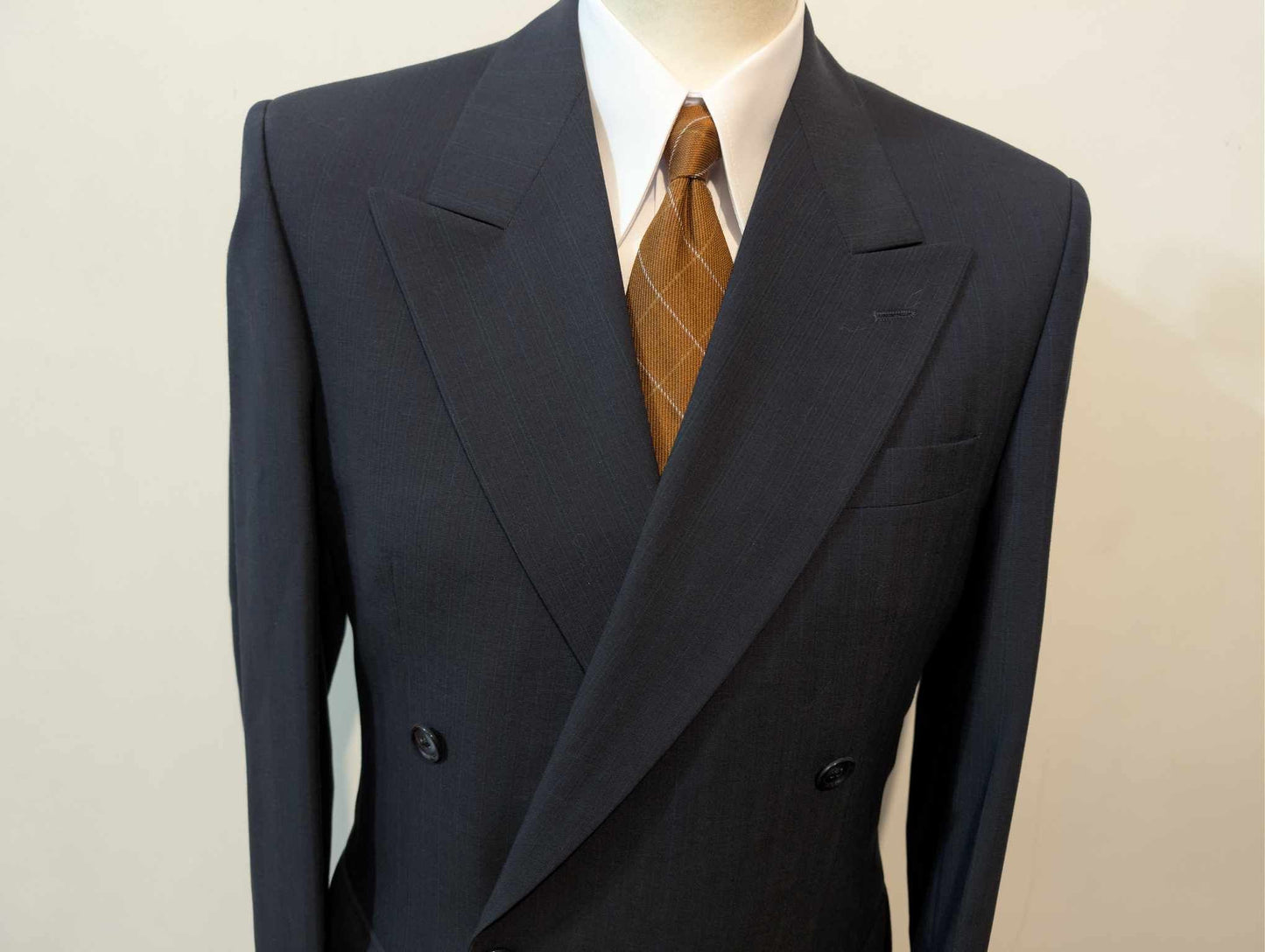 Élégant costume croisé à rayures en laine