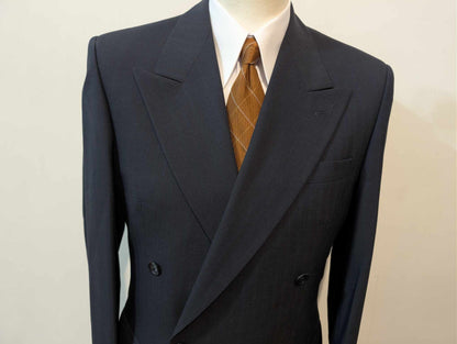 Élégant costume croisé à rayures en laine