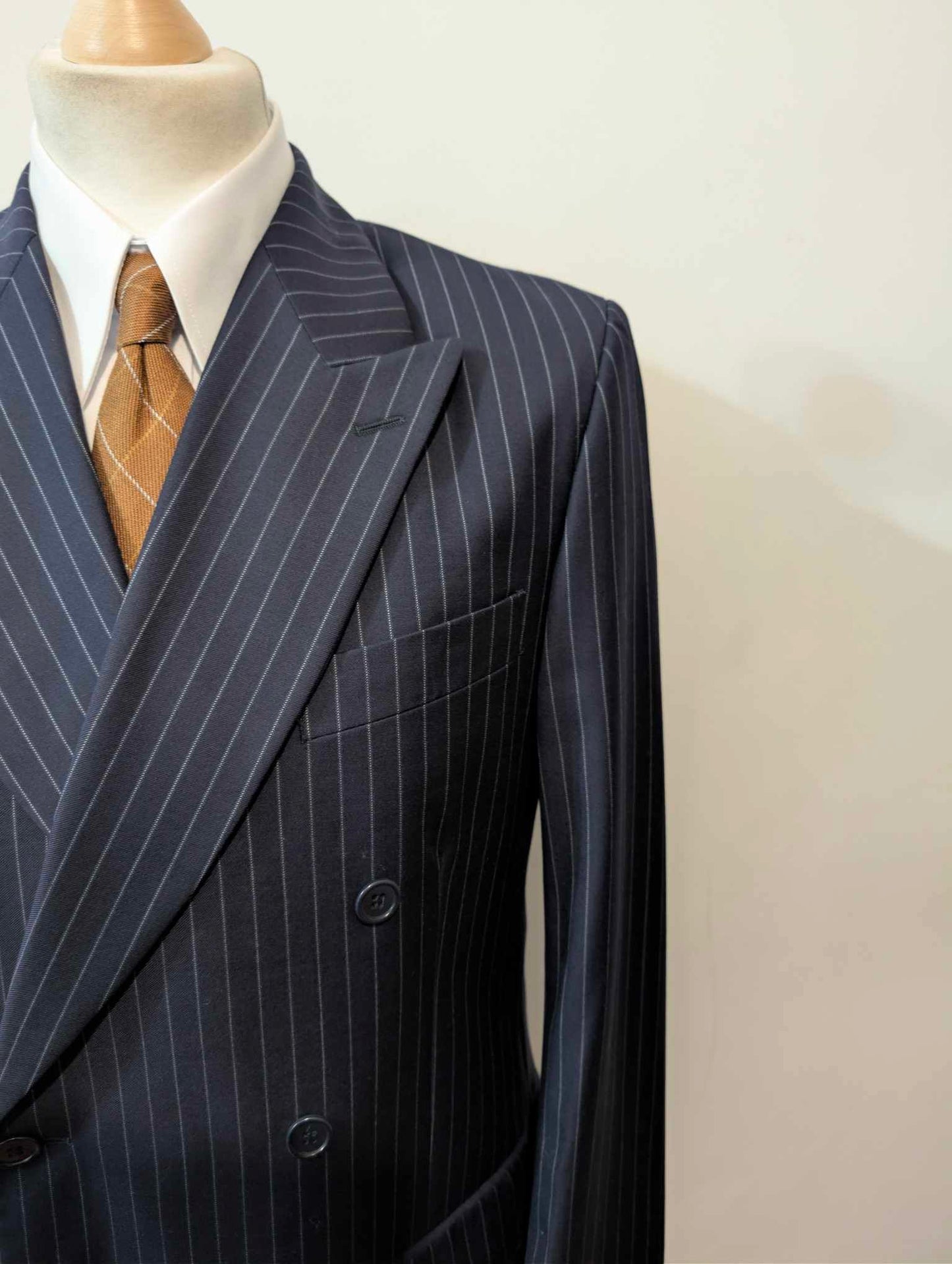 Legendärer zweireihiger Nadelstreifenanzug aus Wolle