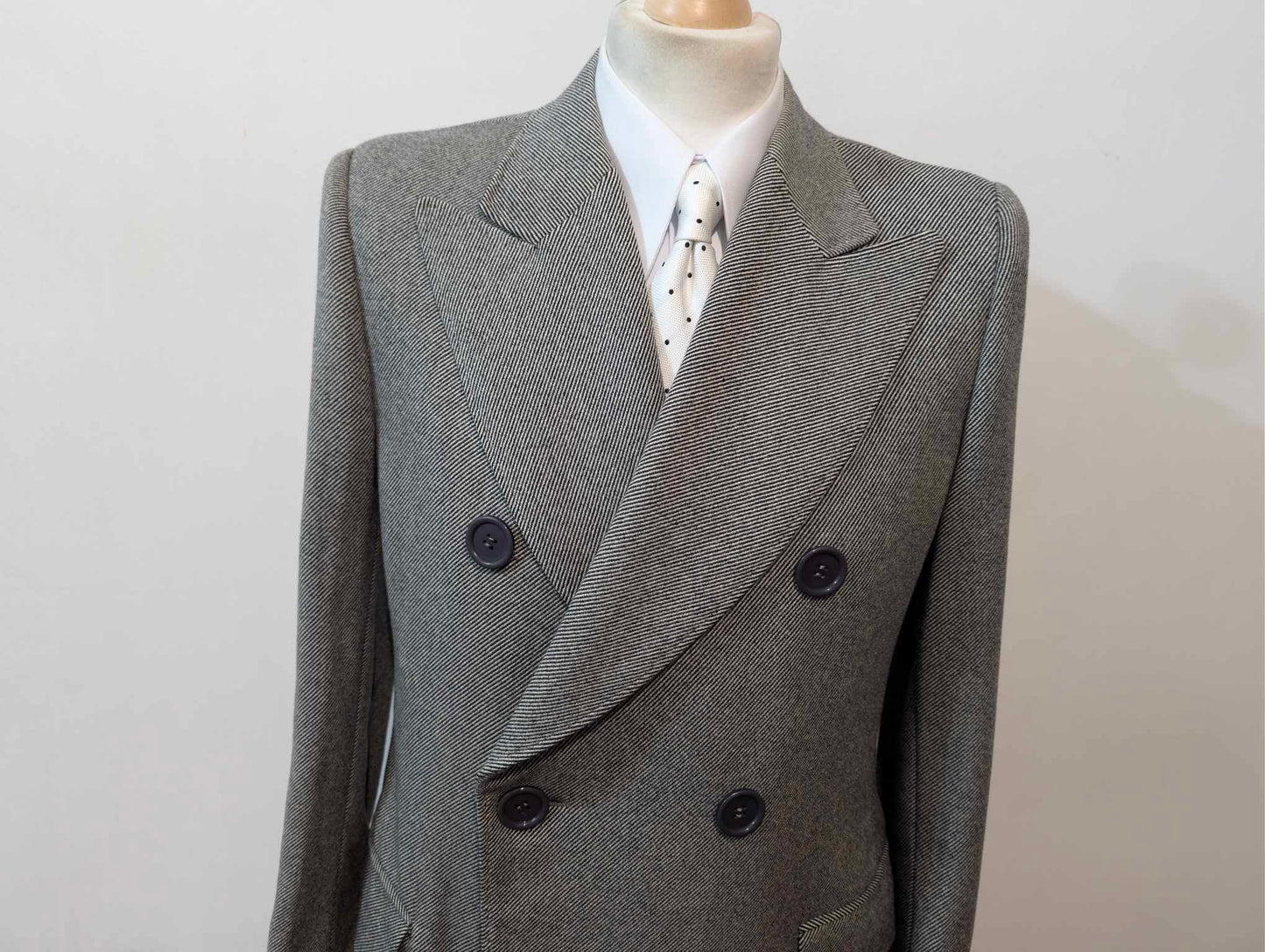 Schöner grauer Zweireihermantel aus Wolle