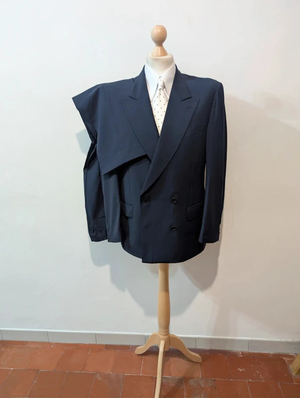 Classique costume croisé bleu marine