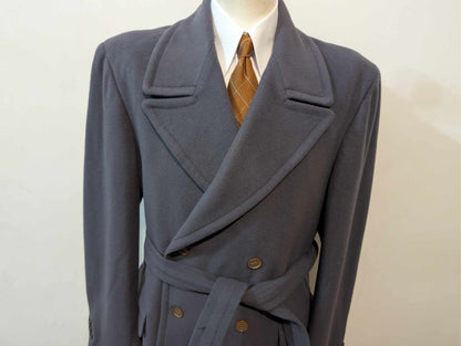 Mystérieux manteau croisé en laine