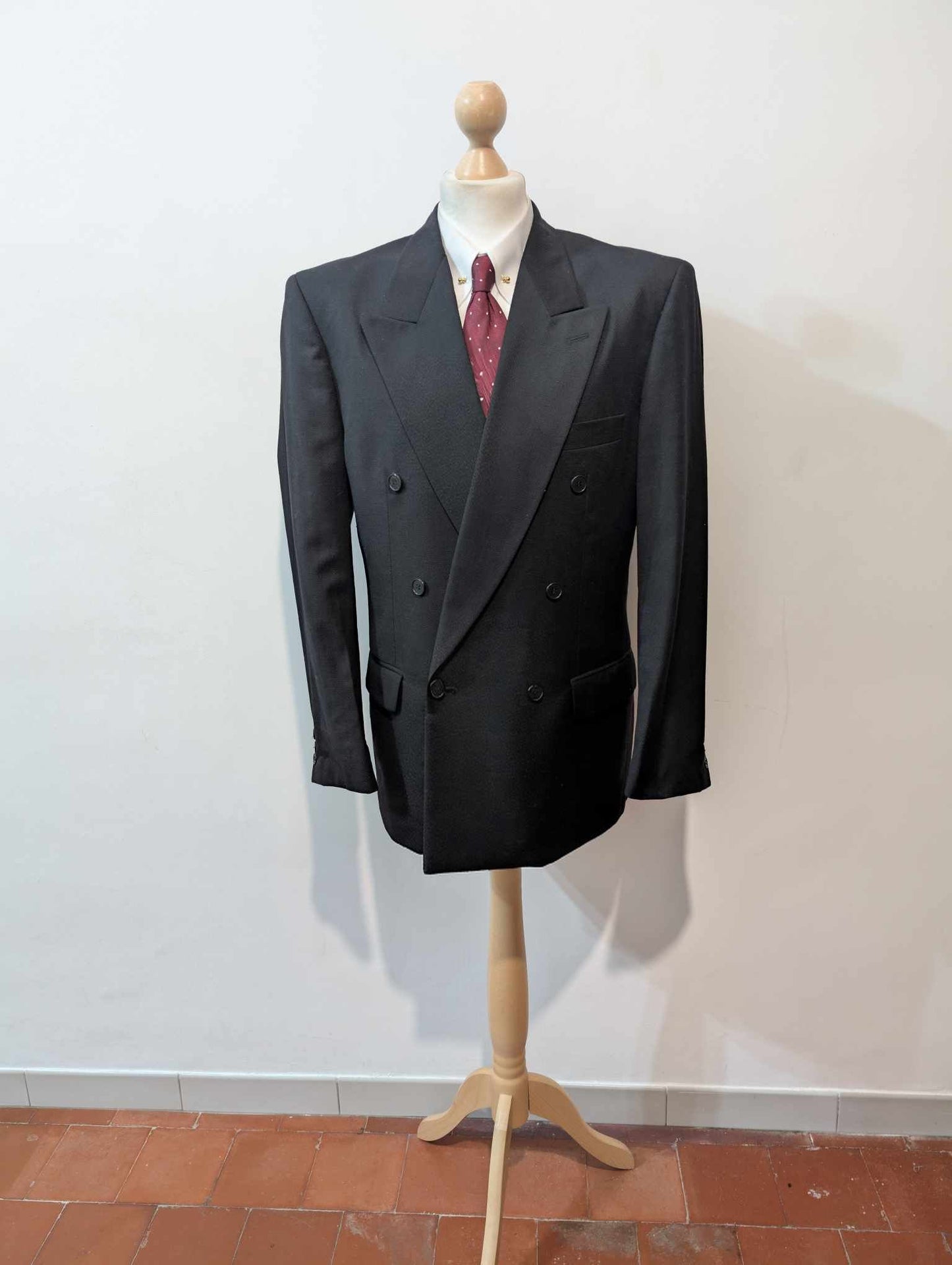 Sombre costume croisé noir en laine