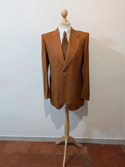 Unglaubliches rostbraunes Kostüm