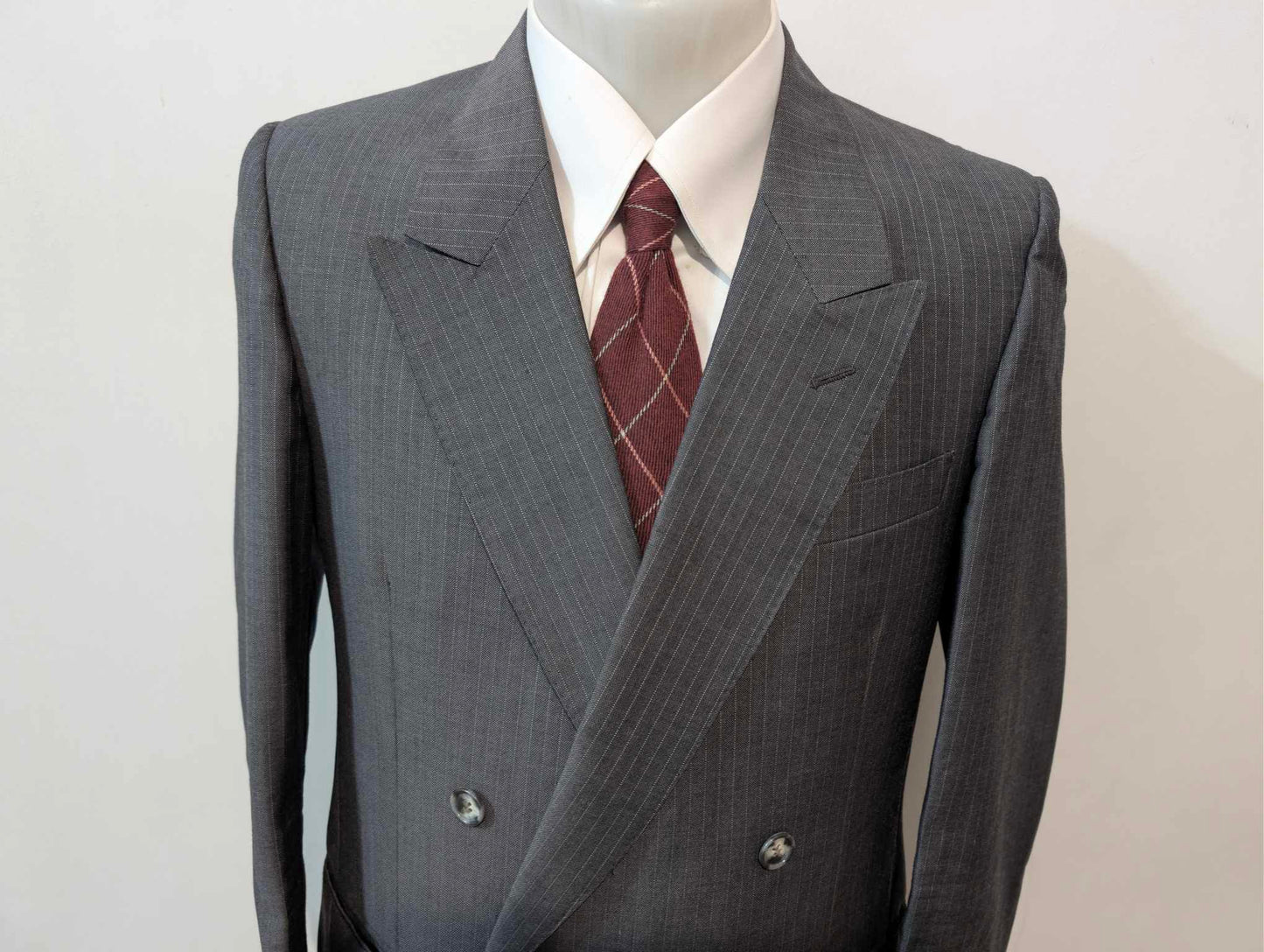 Eleganter, zweireihiger Nadelstreifenanzug aus Wolle.