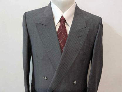 Eleganter, zweireihiger Nadelstreifenanzug aus Wolle.