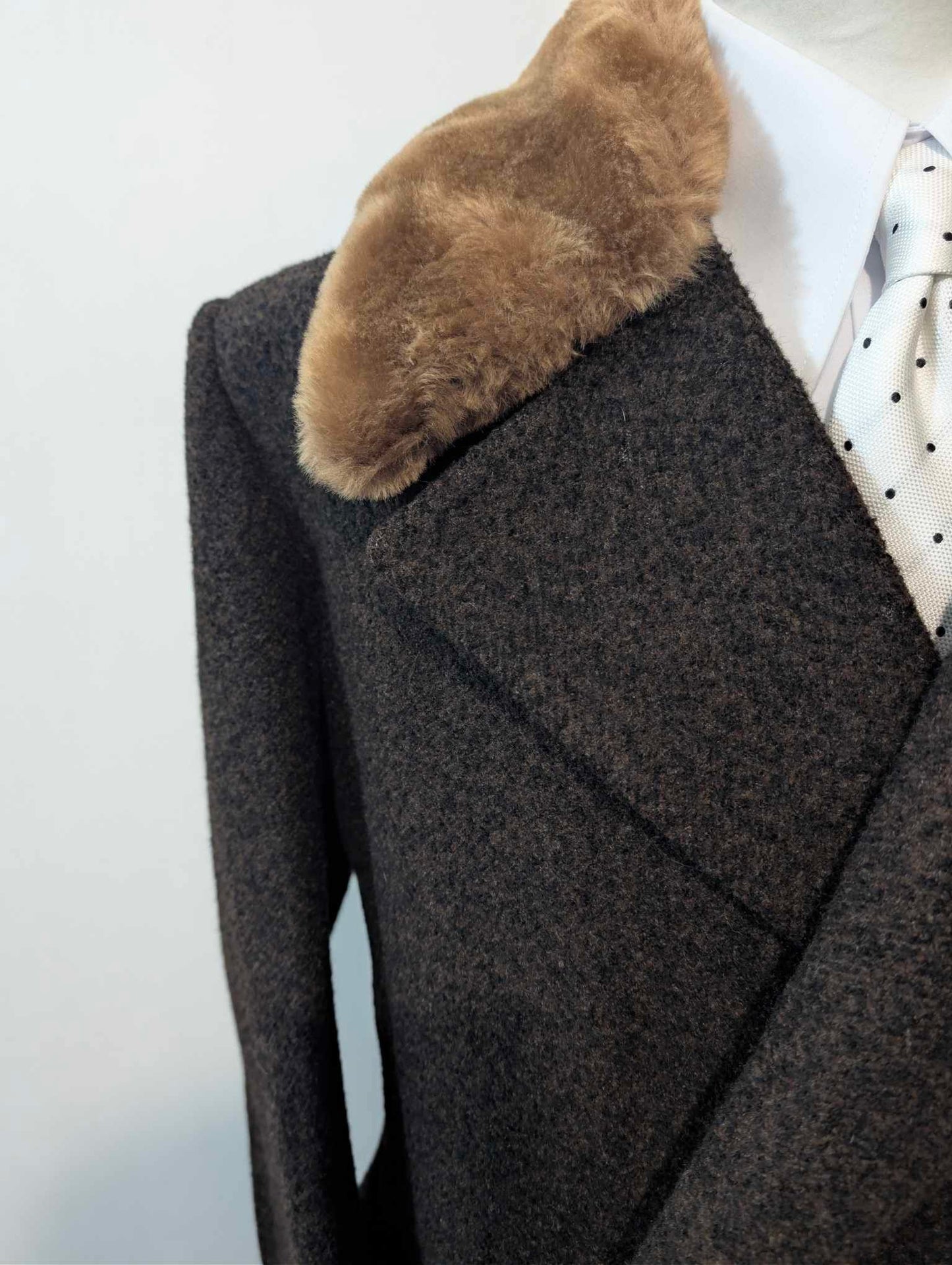 Schöner zweireihiger Wollmantel