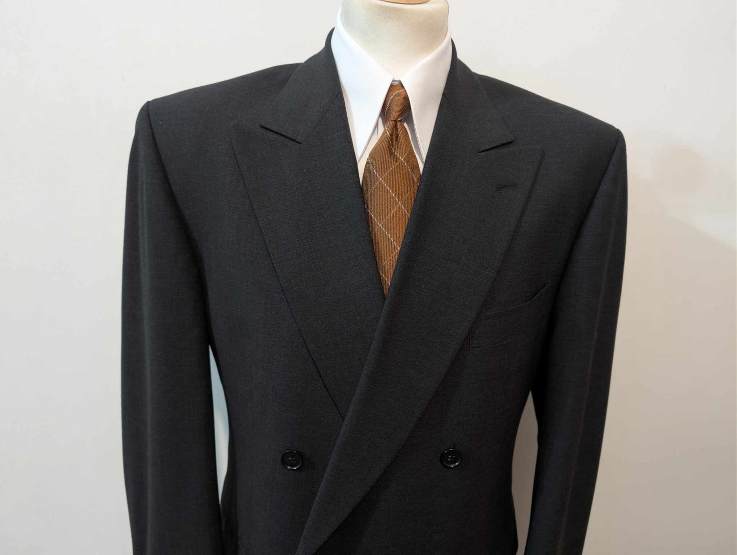 Sublime costume croisé de couleur gris en laine froide