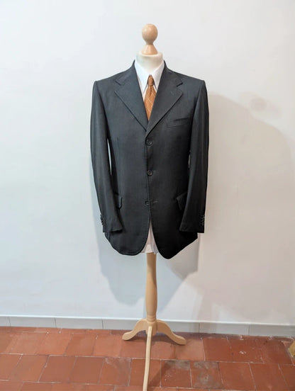 Klassischer grauer Wollanzug