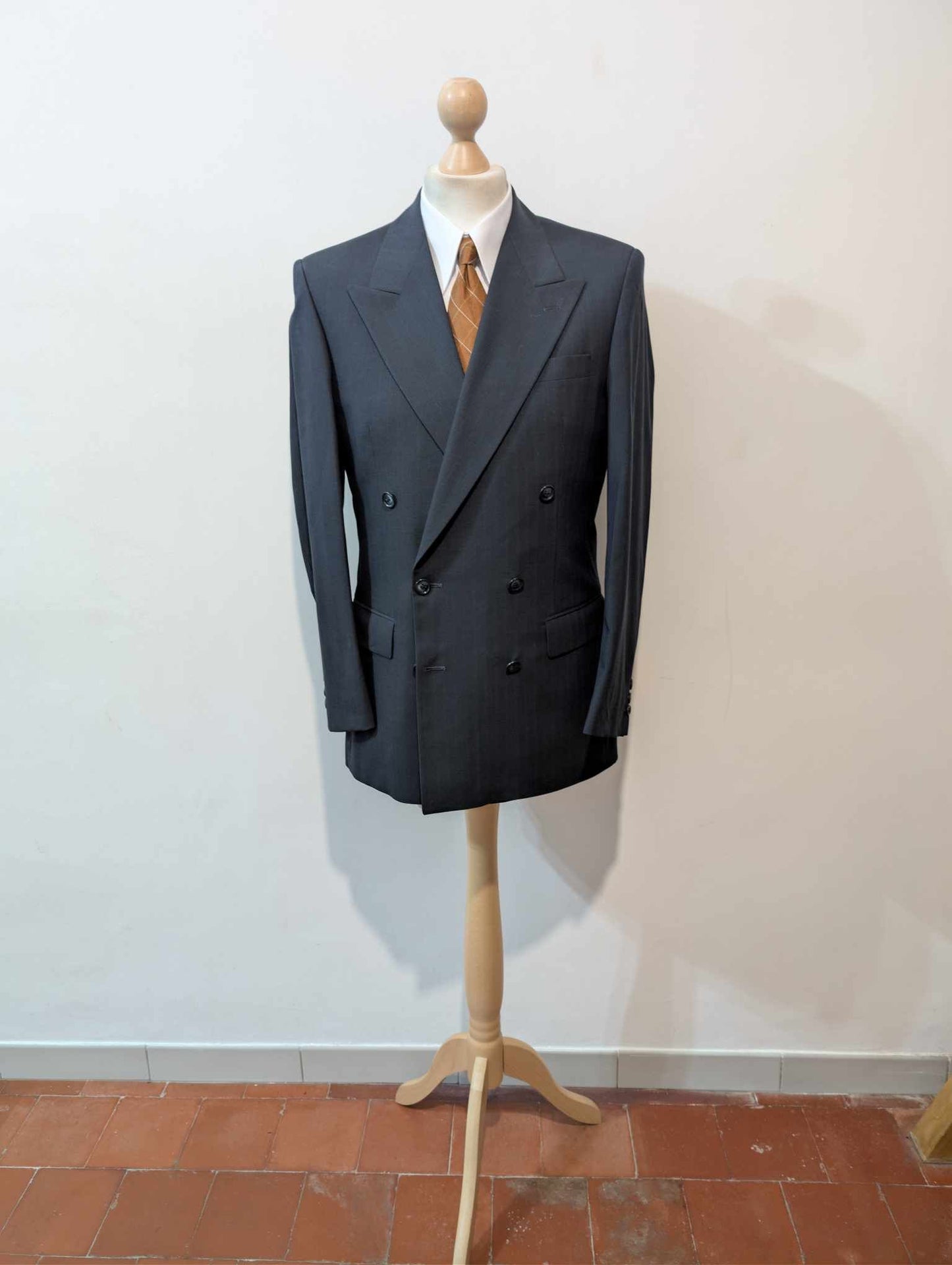 Élégant costume croisé à rayures en laine