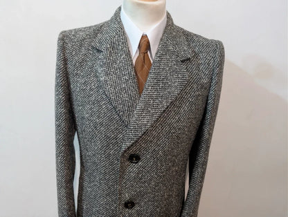 Klassischer grauer Tweedmantel
