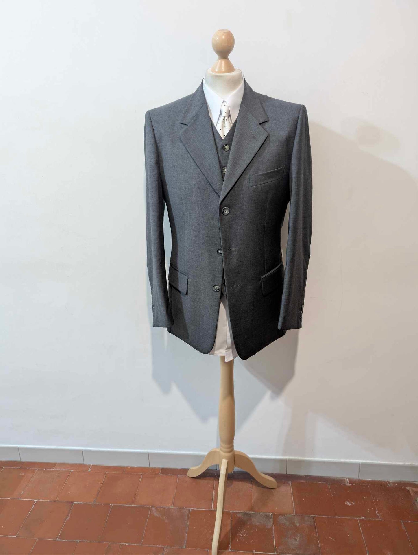 Eleganter dreiteiliger grauer Wollanzug