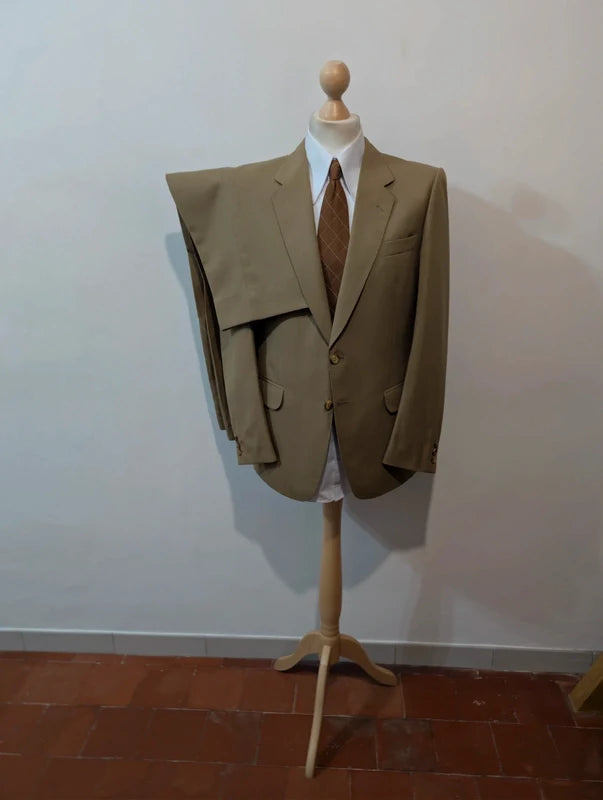 Toller beigefarbener Anzug aus kühler Wolle