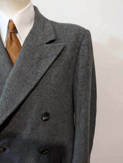 Mystérieux manteau croisé gris en laine épaisse