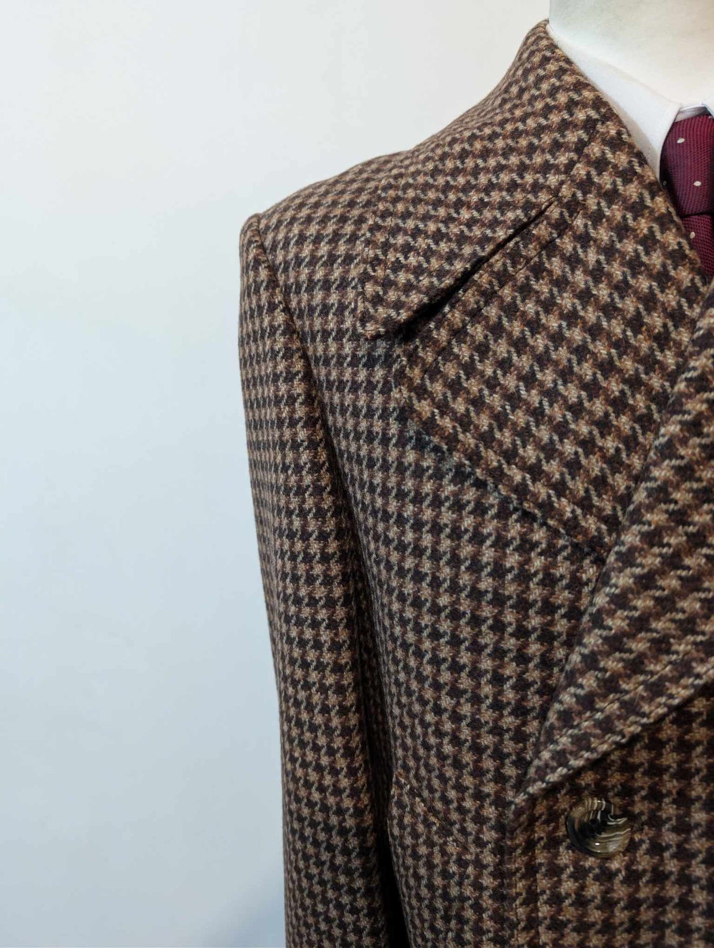 Ravissant manteau de couleur marron en pied de poule en tweed