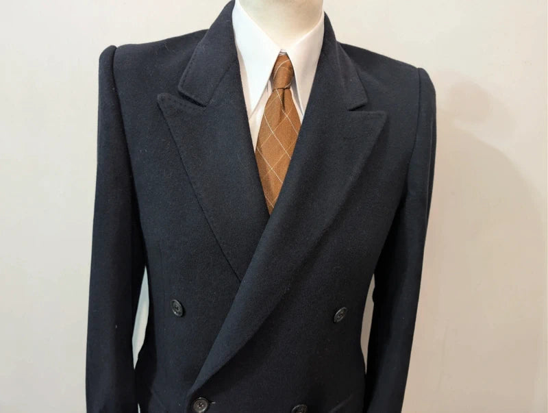 Kurzer, zweireihiger, marineblauer Wollmantel