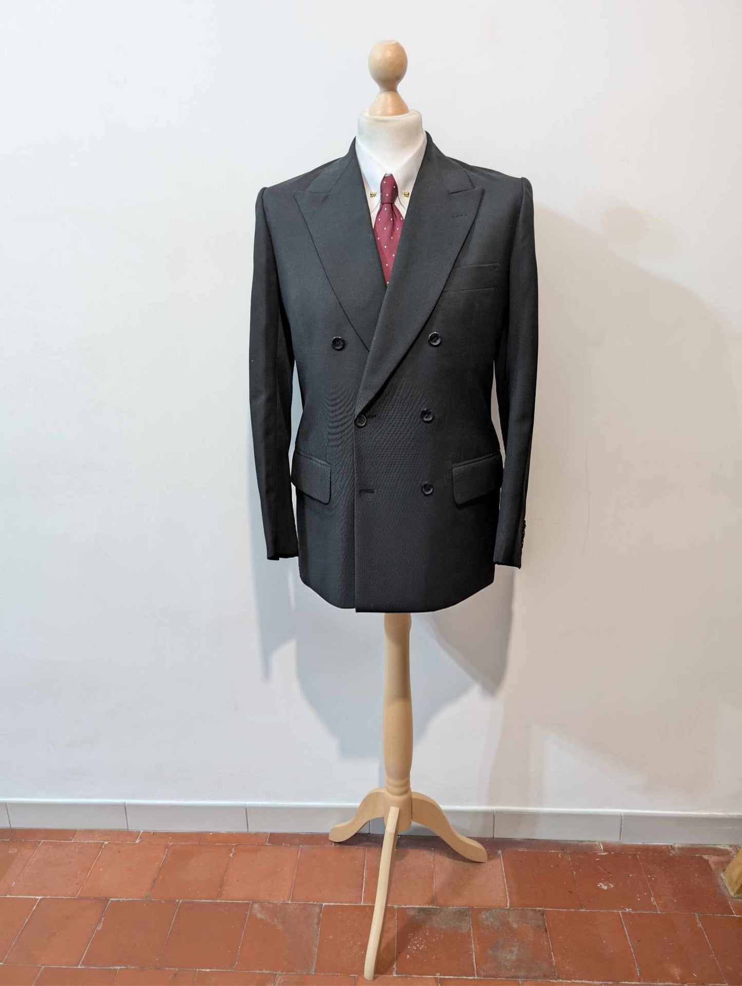 Sombre costume croisé de couleur noire en laine