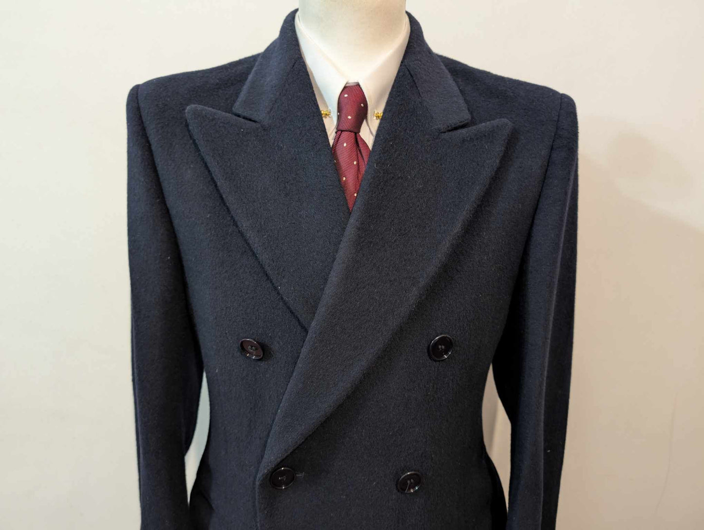 Formidable manteau croisé de couleur bleu marine